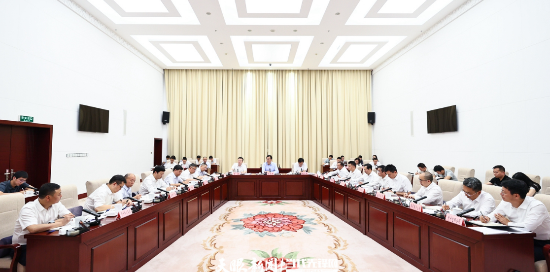 李炳军听取贵州磷化集团工作汇报